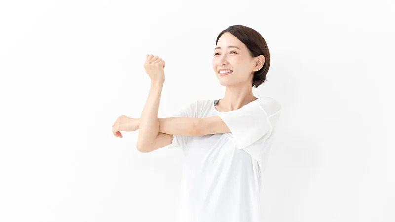 30代・40代の女性がピラティス資格取得に向けてレッスンを受ける様子