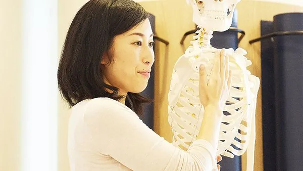 解剖学の模型で学ぶ様子
