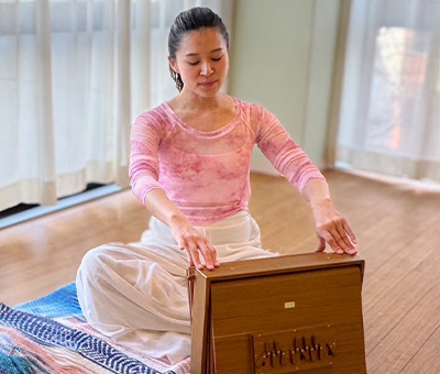 心を癒す “歌う瞑想” 【キールタン】を体験♪